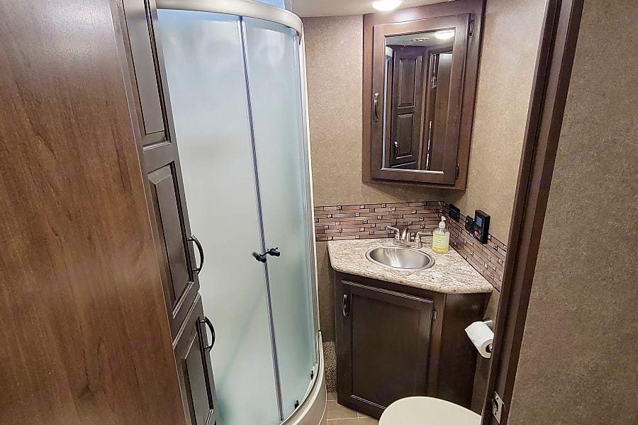 Photo 15 - 2020 Thor Motor Coach Class C Motorhome rental photo 17