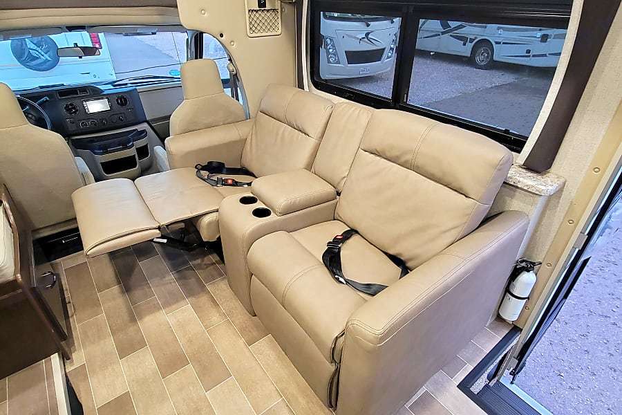 Photo 19 - 2020 Thor Motor Coach Class C Motorhome rental photo 21