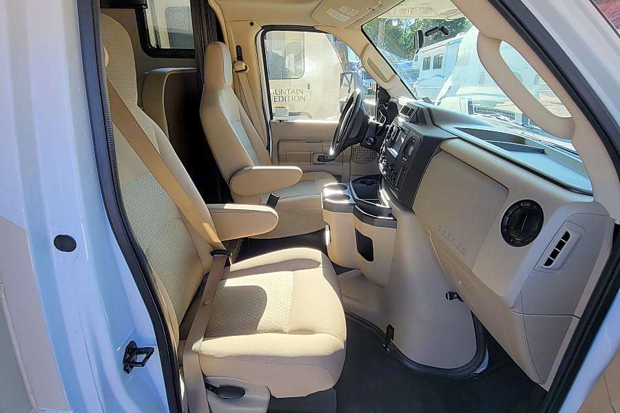 Photo 20 - 2020 Thor Motor Coach Class C Motorhome rental photo 22