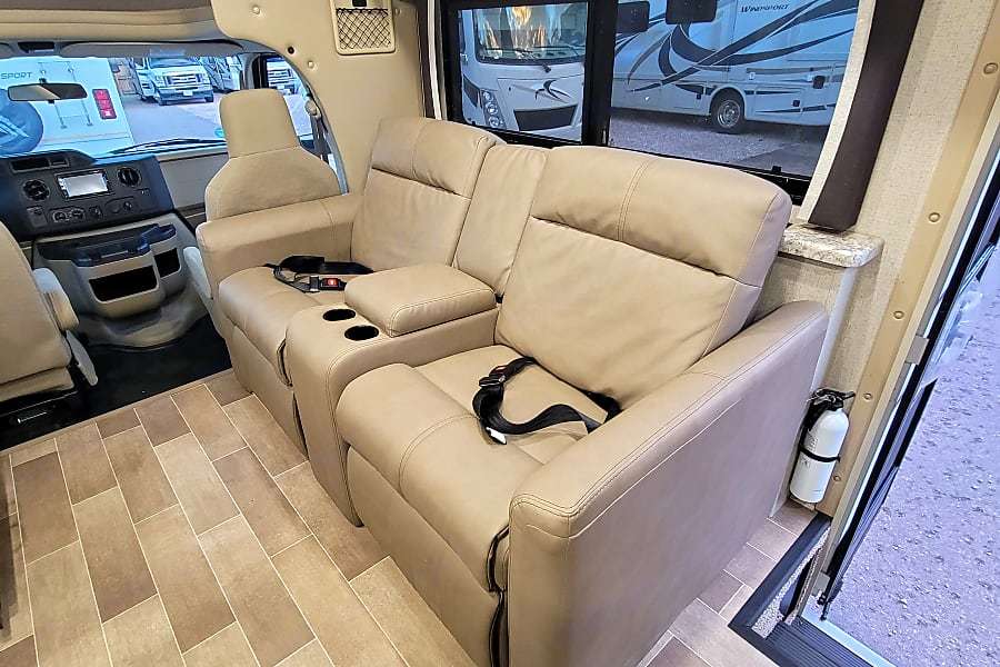 Photo 21 - 2020 Thor Motor Coach Class C Motorhome rental photo 23
