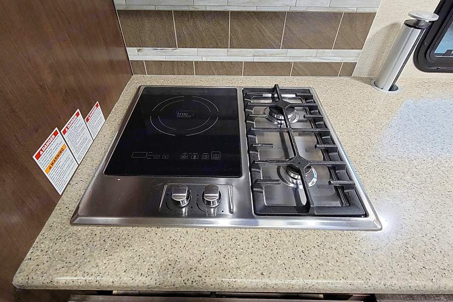 Photo 33 - 2020 Thor Motor Coach Class C Motorhome rental photo 35