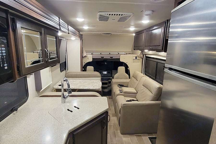 Photo 36 - 2020 Thor Motor Coach Class C Motorhome rental photo 38