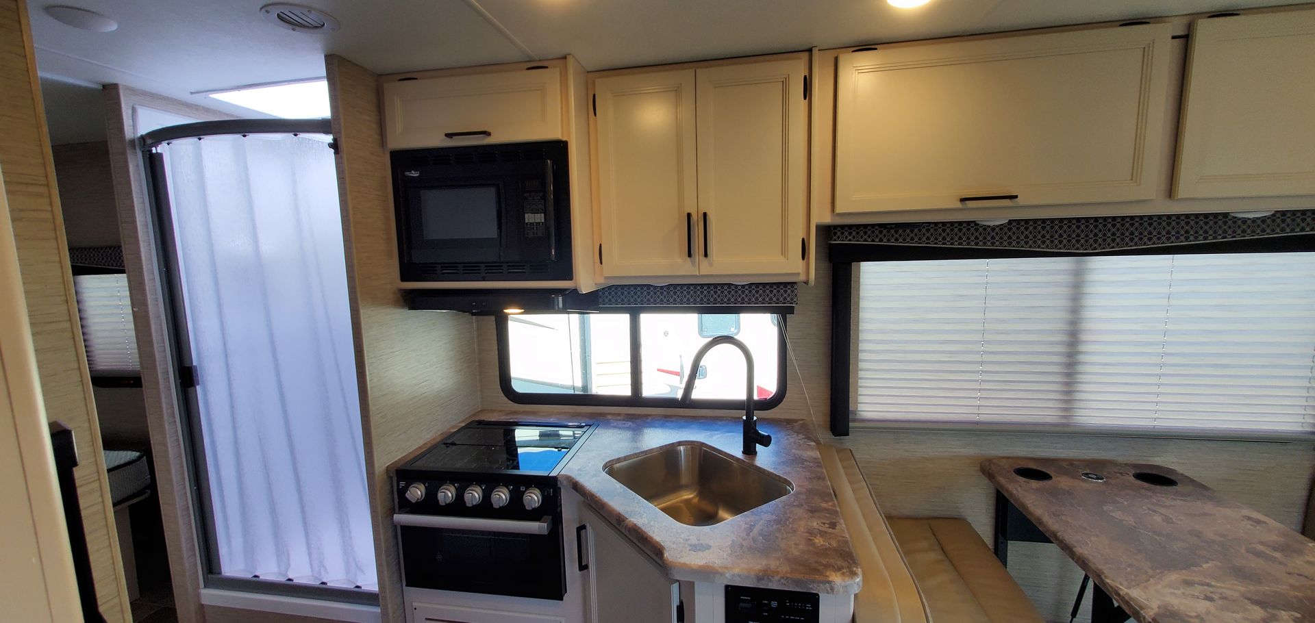 Photo 2 - 2022 Thor Class C Motorhome rental photo 7