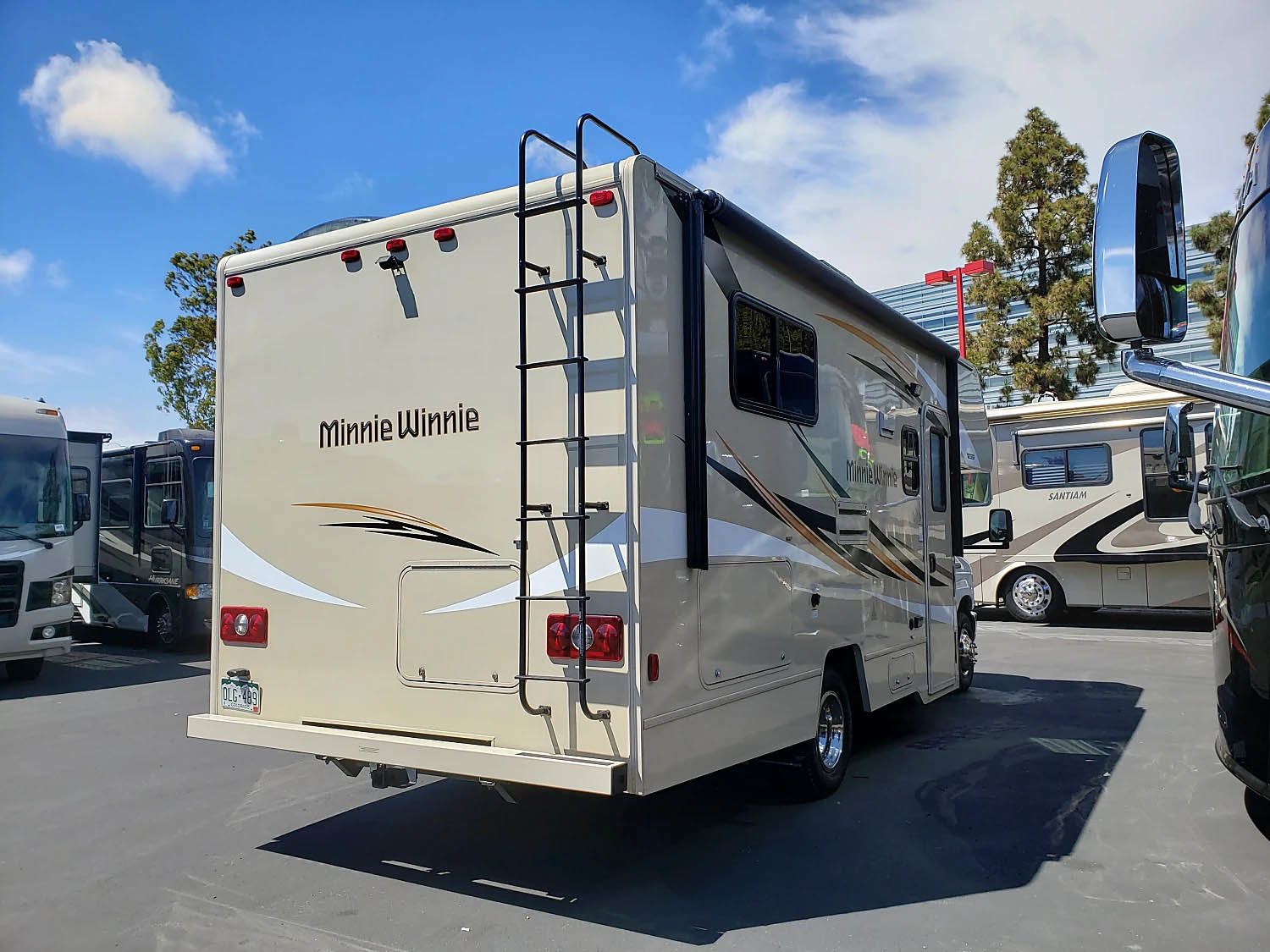 Photo 5 - 2018 Winnebago Class C Motorhome rental photo 7