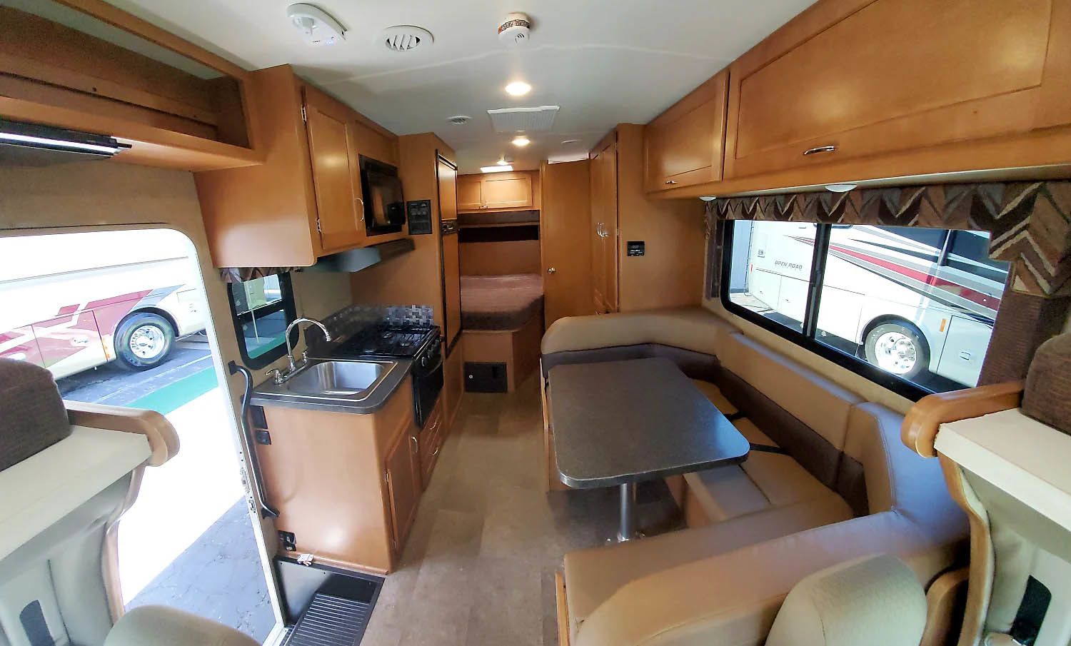 Photo 2 - 2018 Winnebago Class C Motorhome rental photo 4