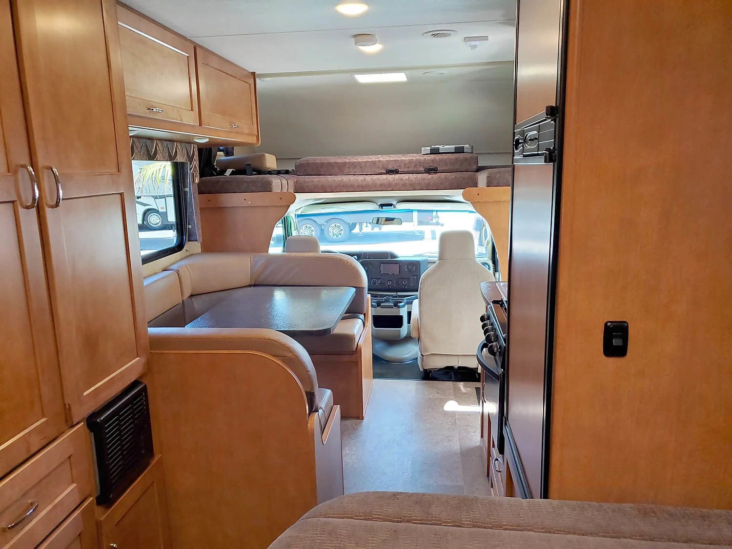 Photo 4 - 2018 Winnebago Class C Motorhome rental photo 6