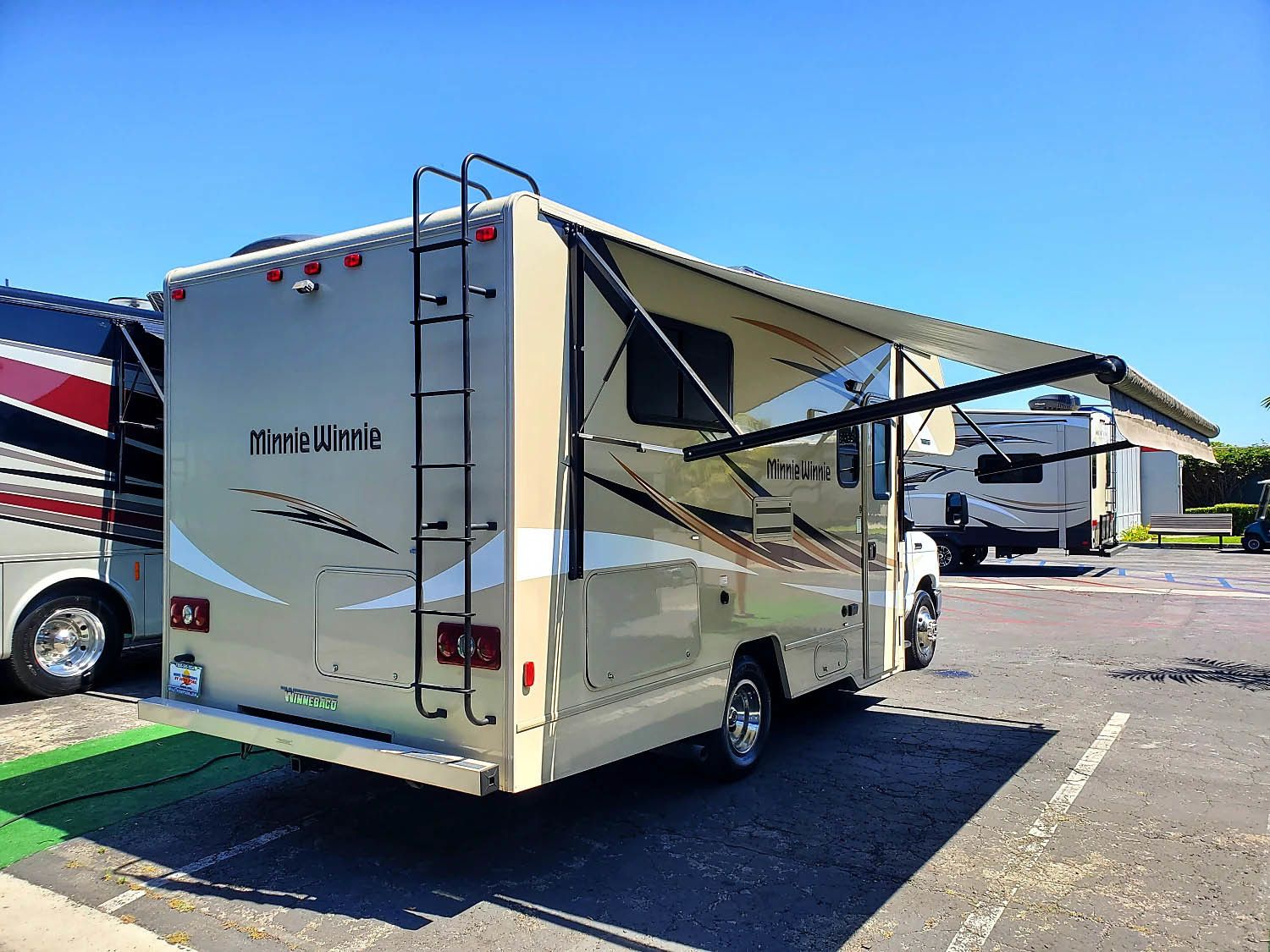 Photo 5 - 2018 Winnebago Class C Motorhome rental photo 7