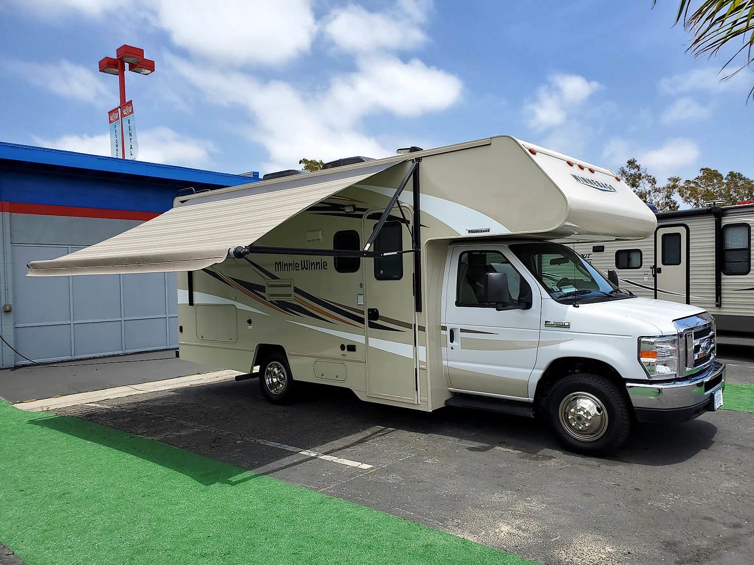 Photo 7 - 2018 Winnebago Class C Motorhome rental photo 9