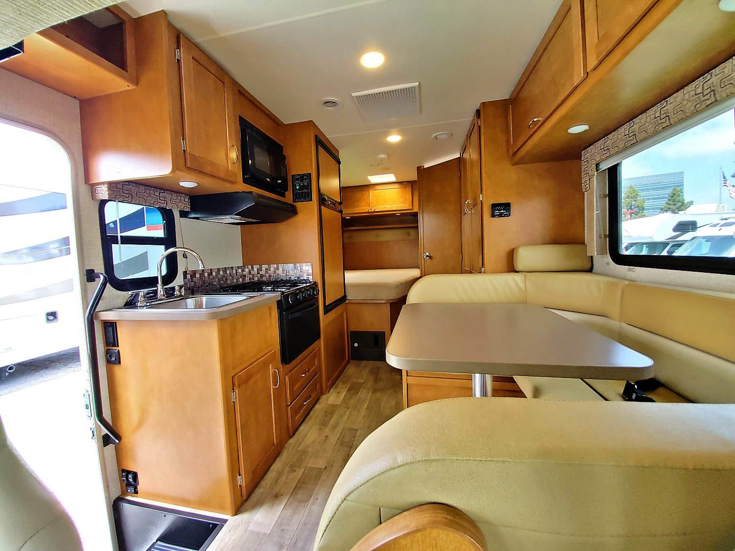 Photo 2 - 2018 Winnebago Class C Motorhome rental photo 4