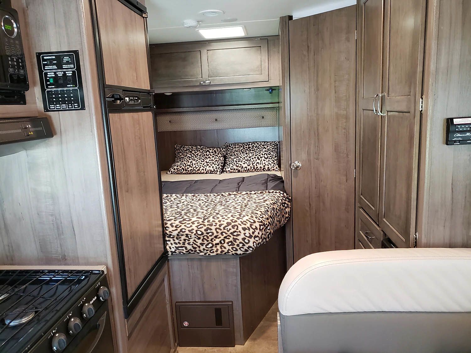 Photo 5 - 2017 Winnebago Class C Motorhome rental photo 7