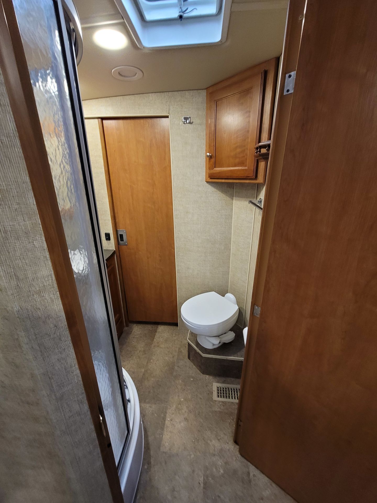 Photo 2 - 2018 Winnebago Class A Motorhome rental photo 20