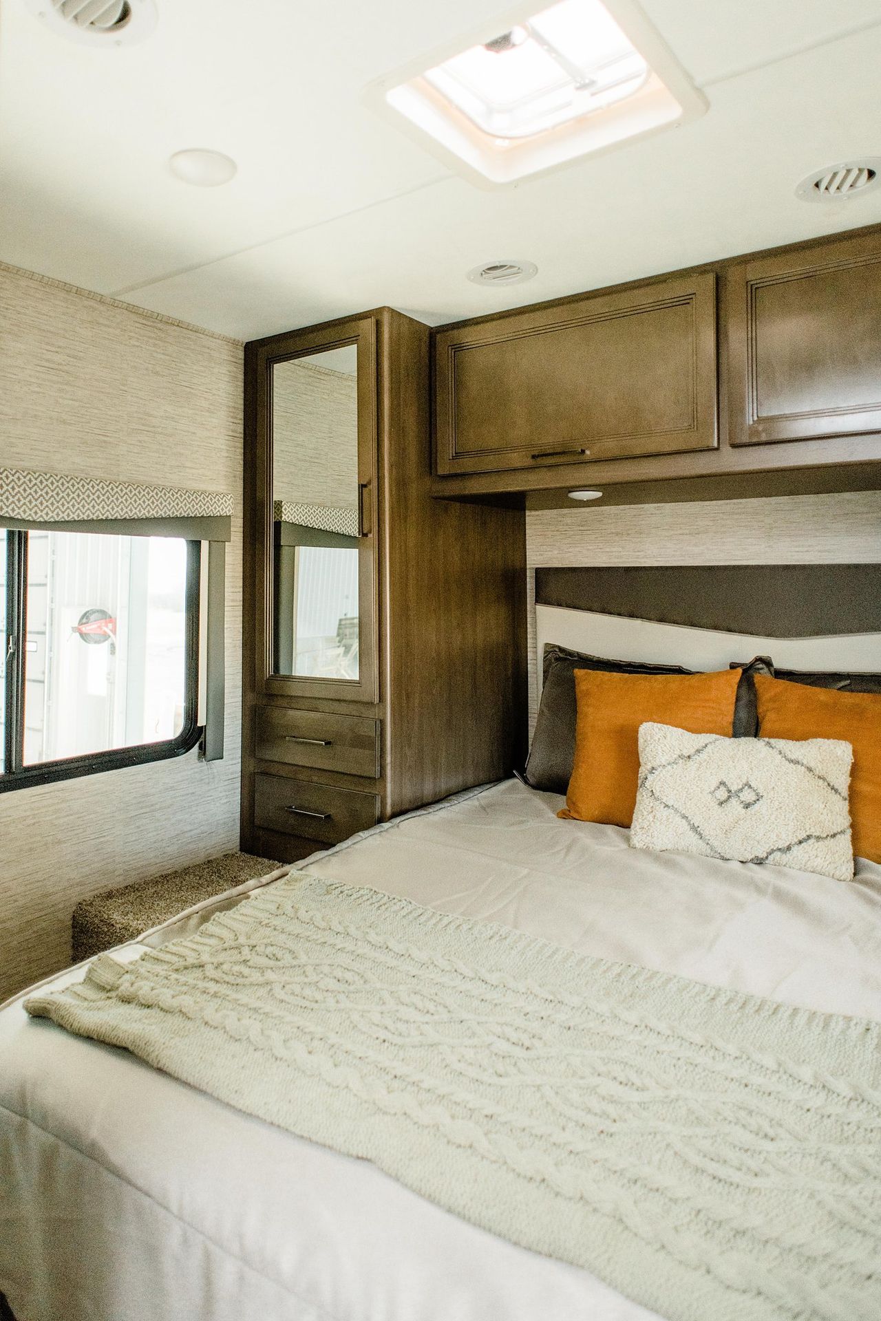Photo 11 - 2022 Thor Motor Coach Class C Motorhome rental photo 13