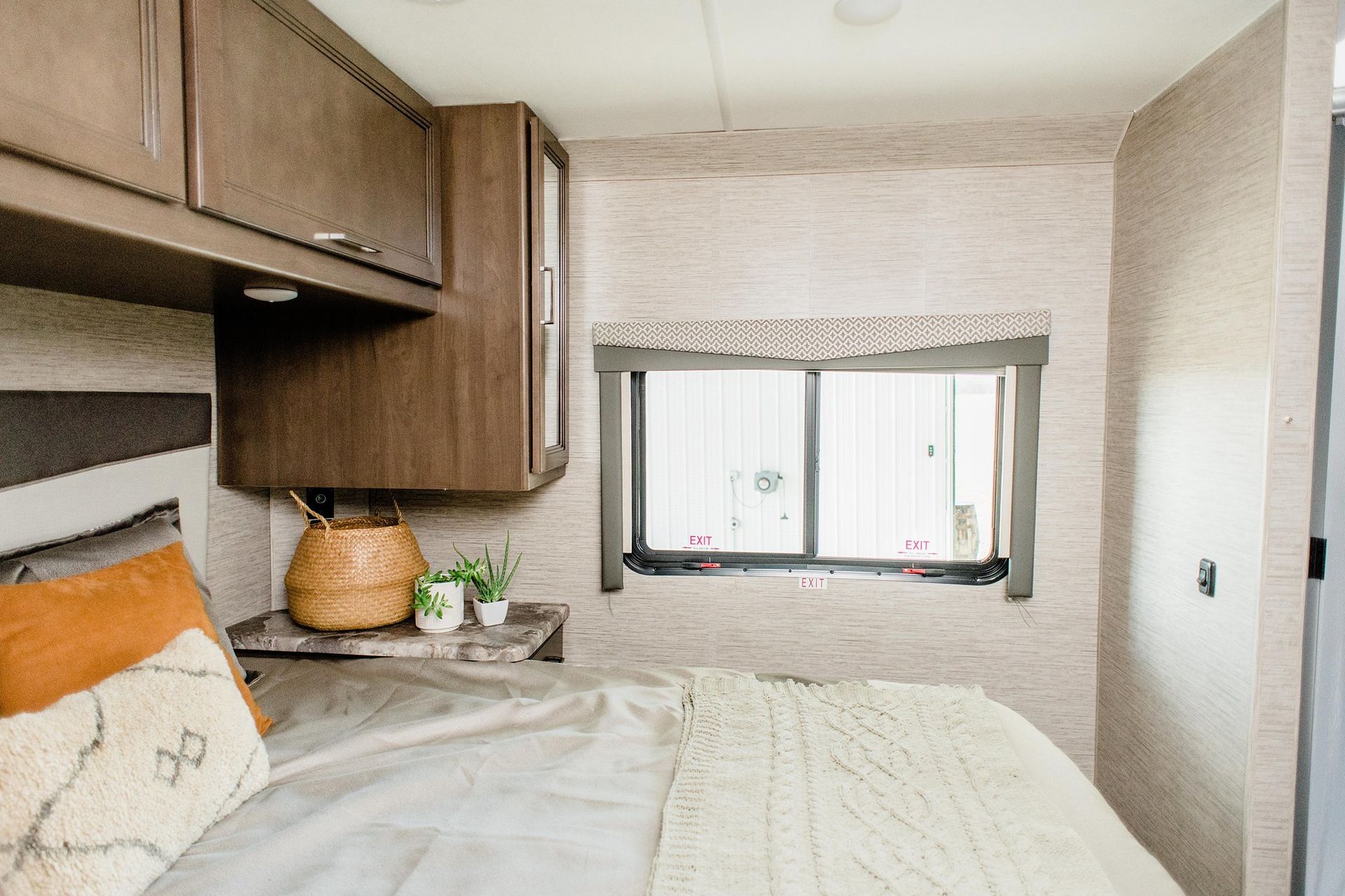 Photo 13 - 2022 Thor Motor Coach Class C Motorhome rental photo 15