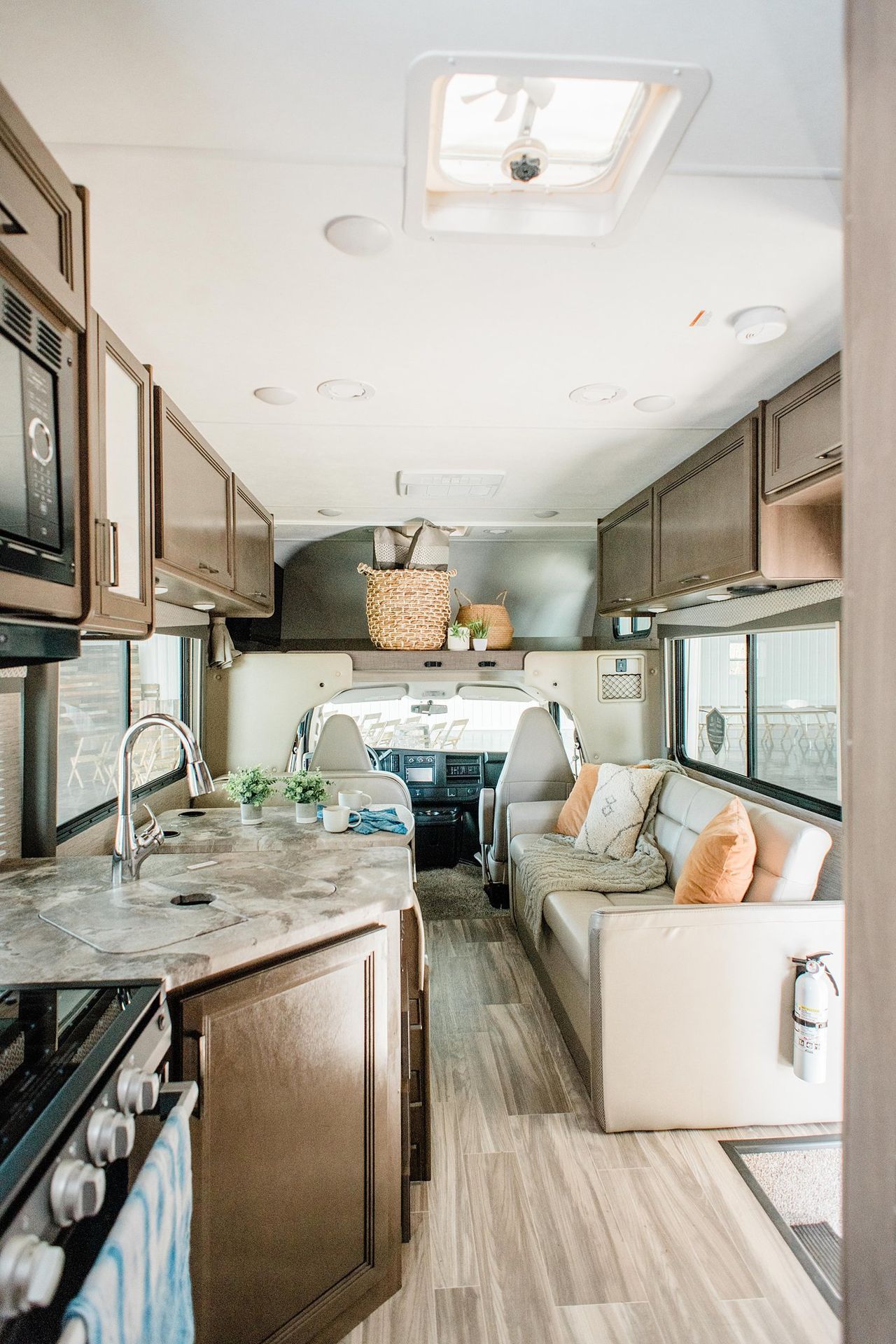 Photo 26 - 2022 Thor Motor Coach Class C Motorhome rental photo 28