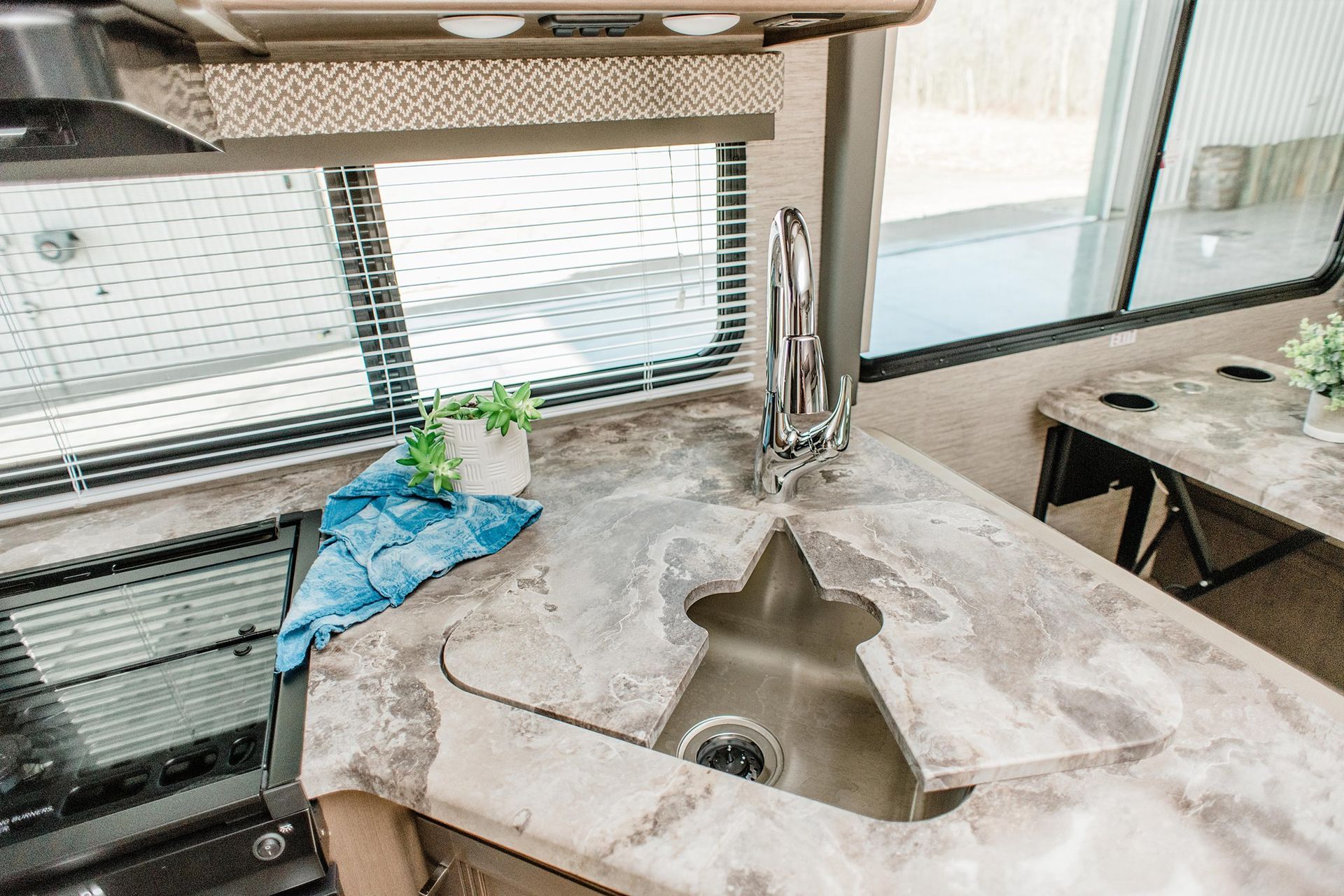Photo 28 - 2022 Thor Motor Coach Class C Motorhome rental photo 30