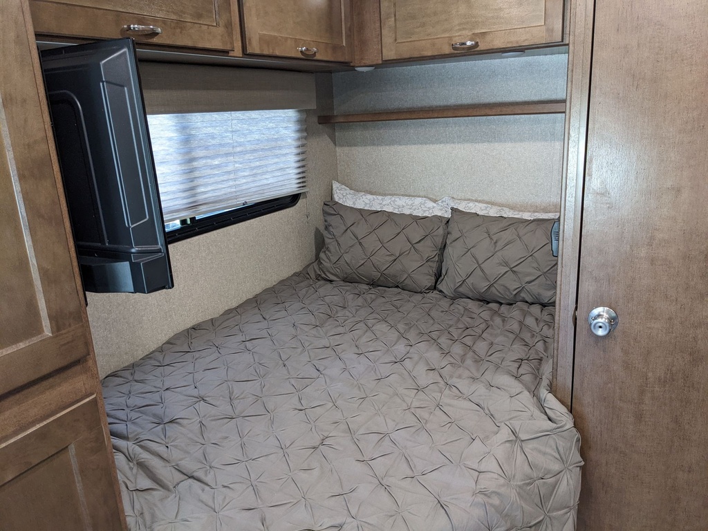 Photo 3 - 2020 Winnebago Class C Motorhome rental photo 5