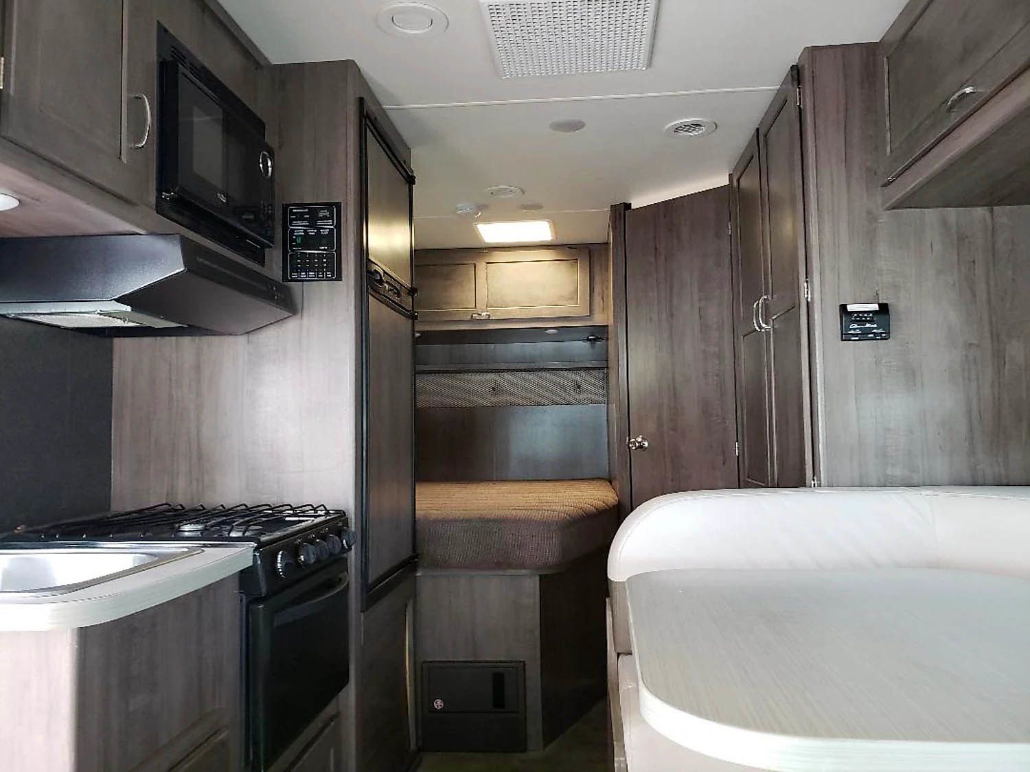 Photo 4 - 2019 Winnebago Class C Motorhome rental photo 6