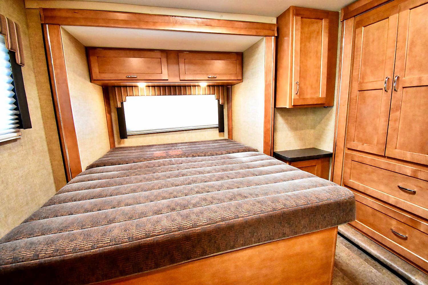 Photo 14 - 2018 Winnebago Class C Motorhome rental photo 16