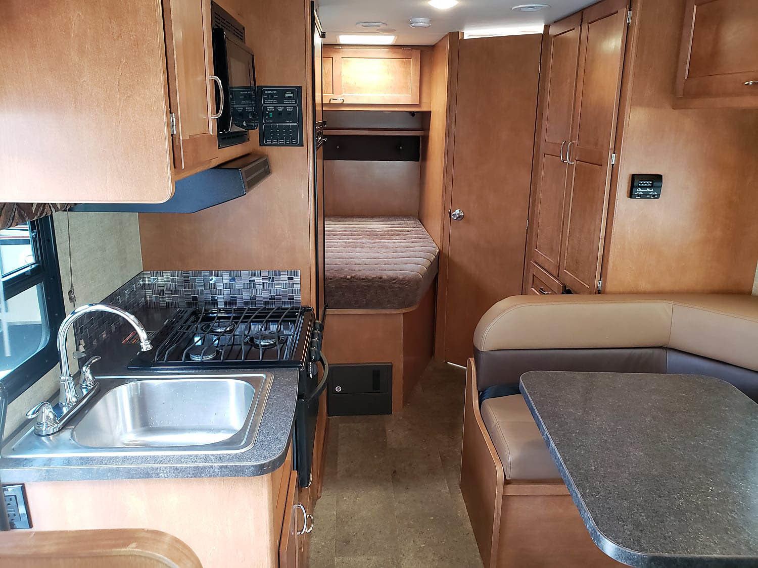 Photo 3 - 2018 Winnebago Fifth Wheel rental photo 5