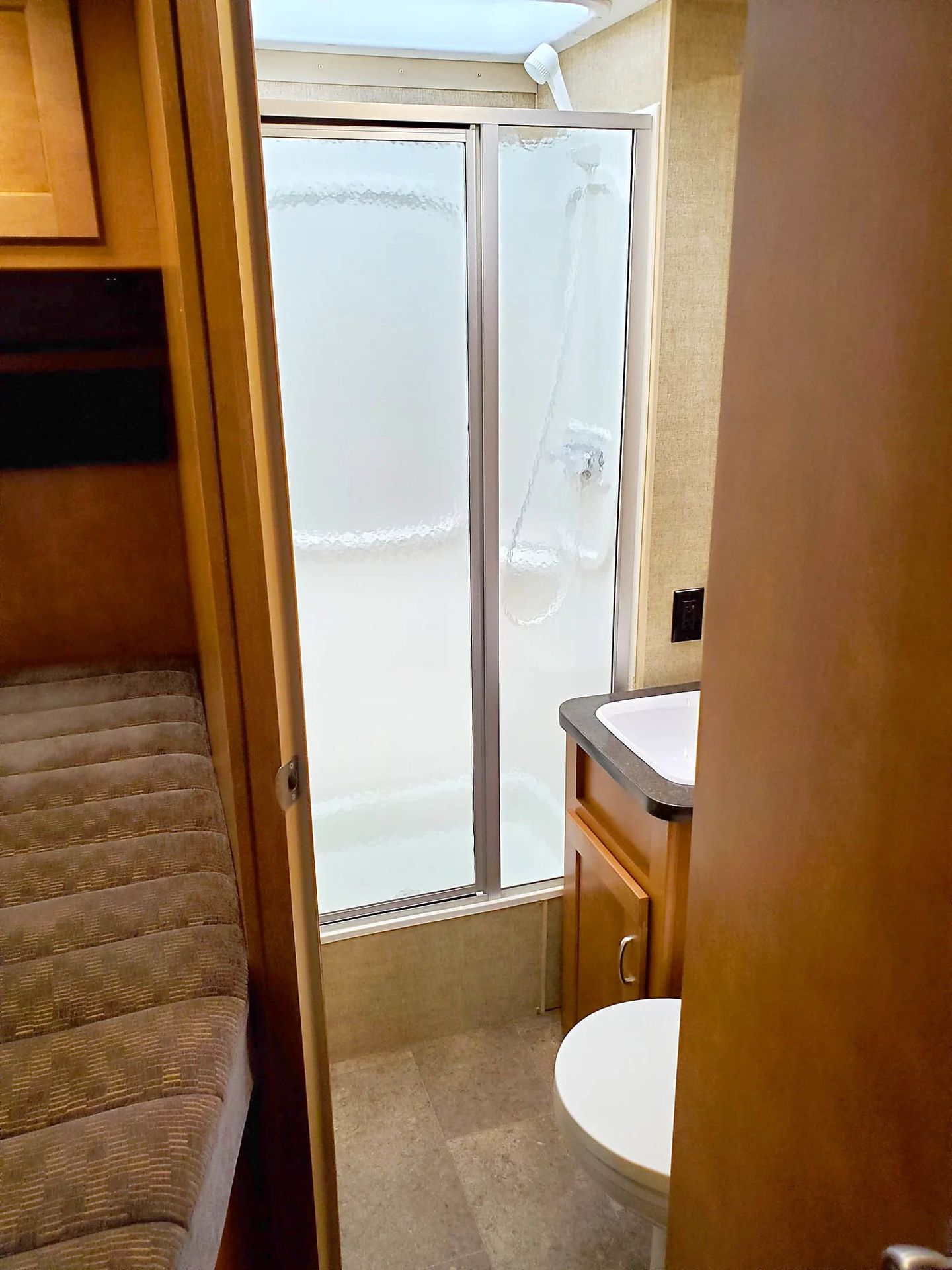 Photo 4 - 2018 Winnebago Class C Motorhome rental photo 6