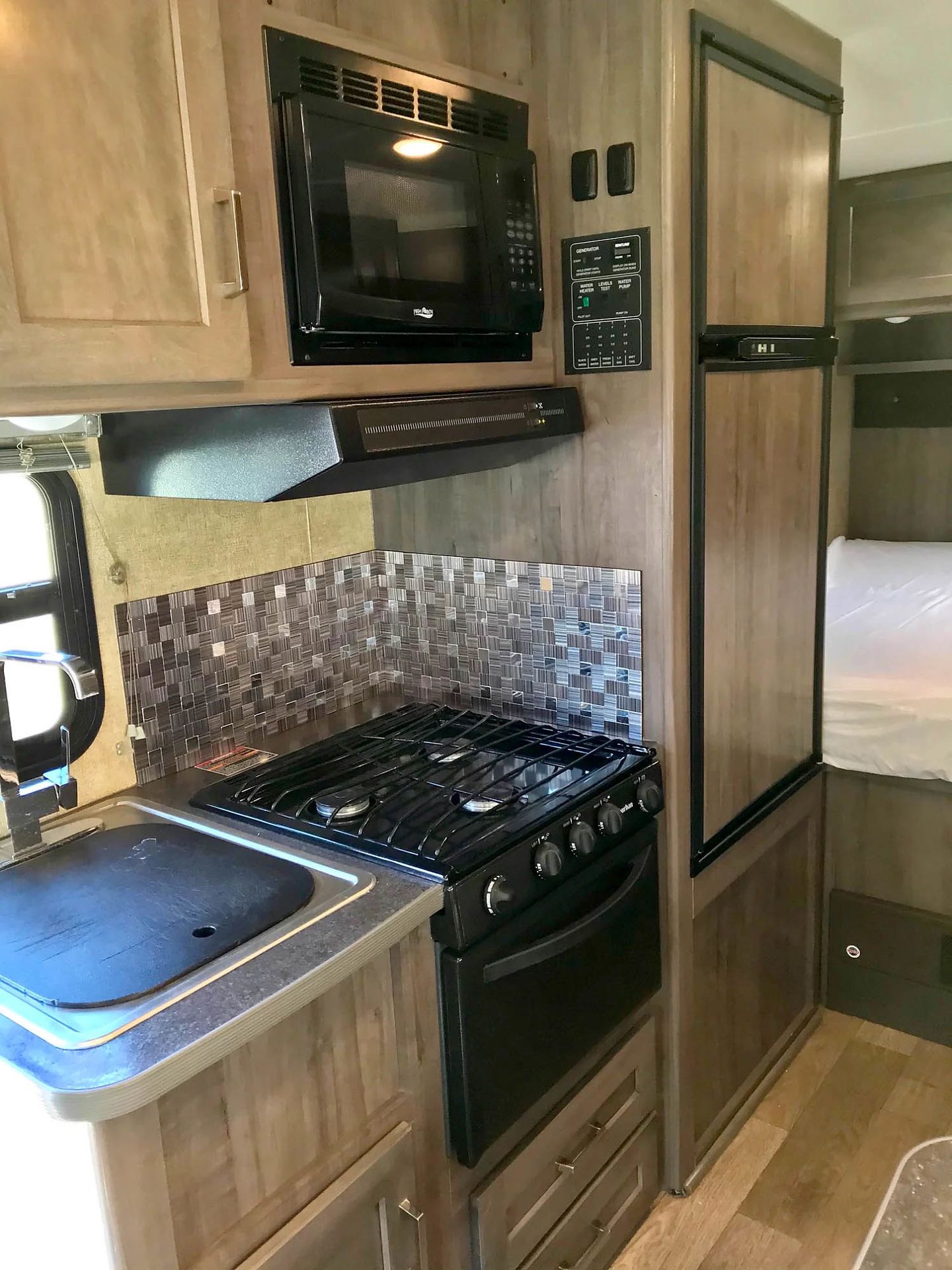 Photo 4 - 2018 Winnebago Class C Motorhome rental photo 6