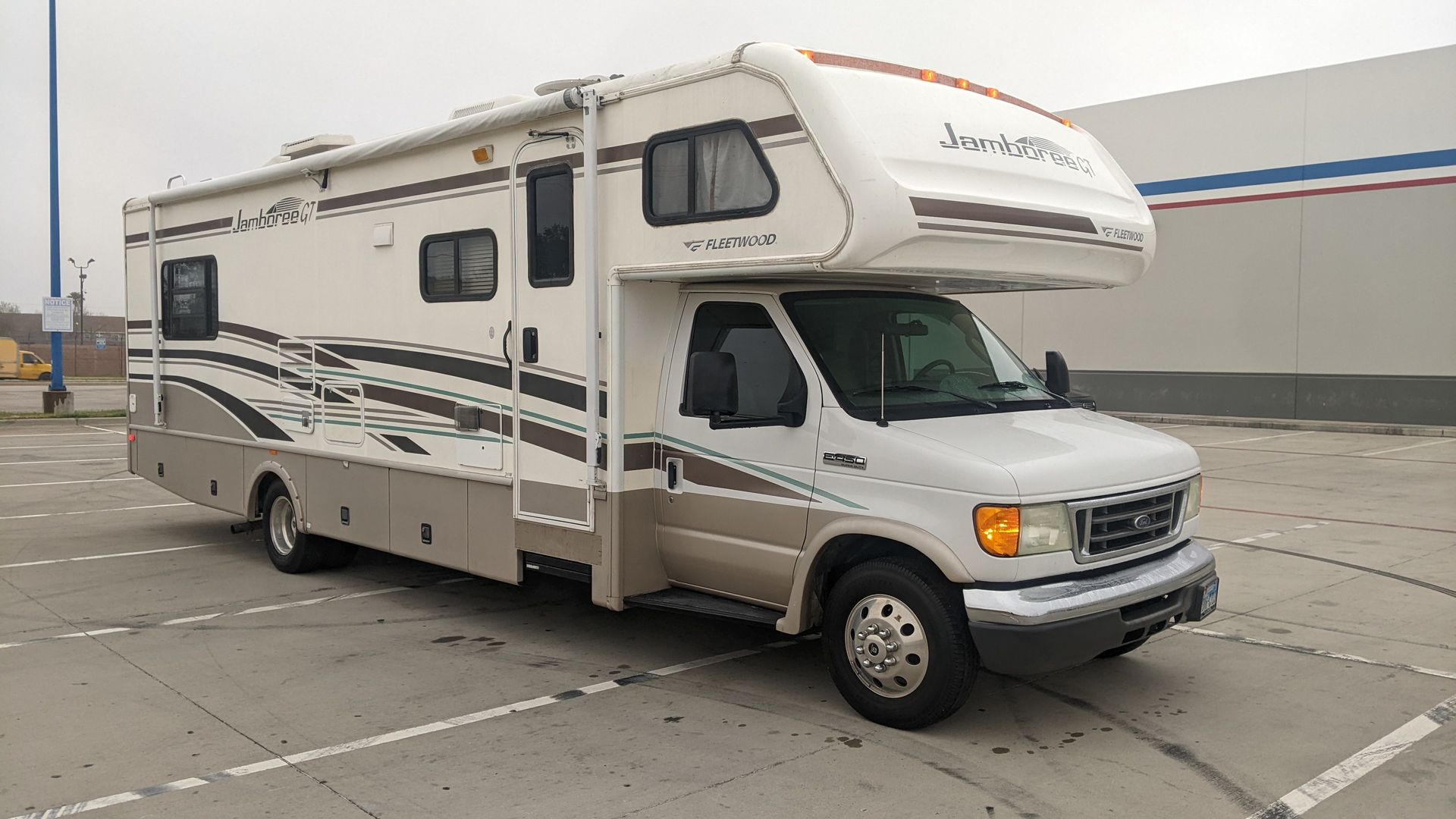 Photo 2 - 2006 Fleetwood Class C Motorhome rental photo 4