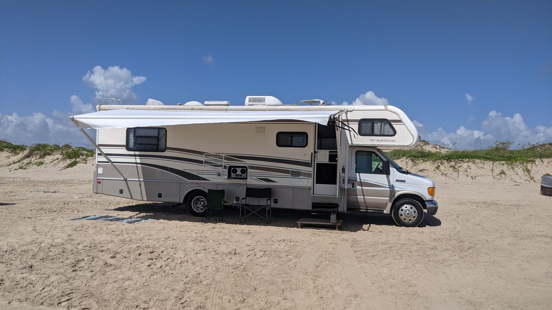 Photo 3 - 2006 Fleetwood Class C Motorhome rental photo 5