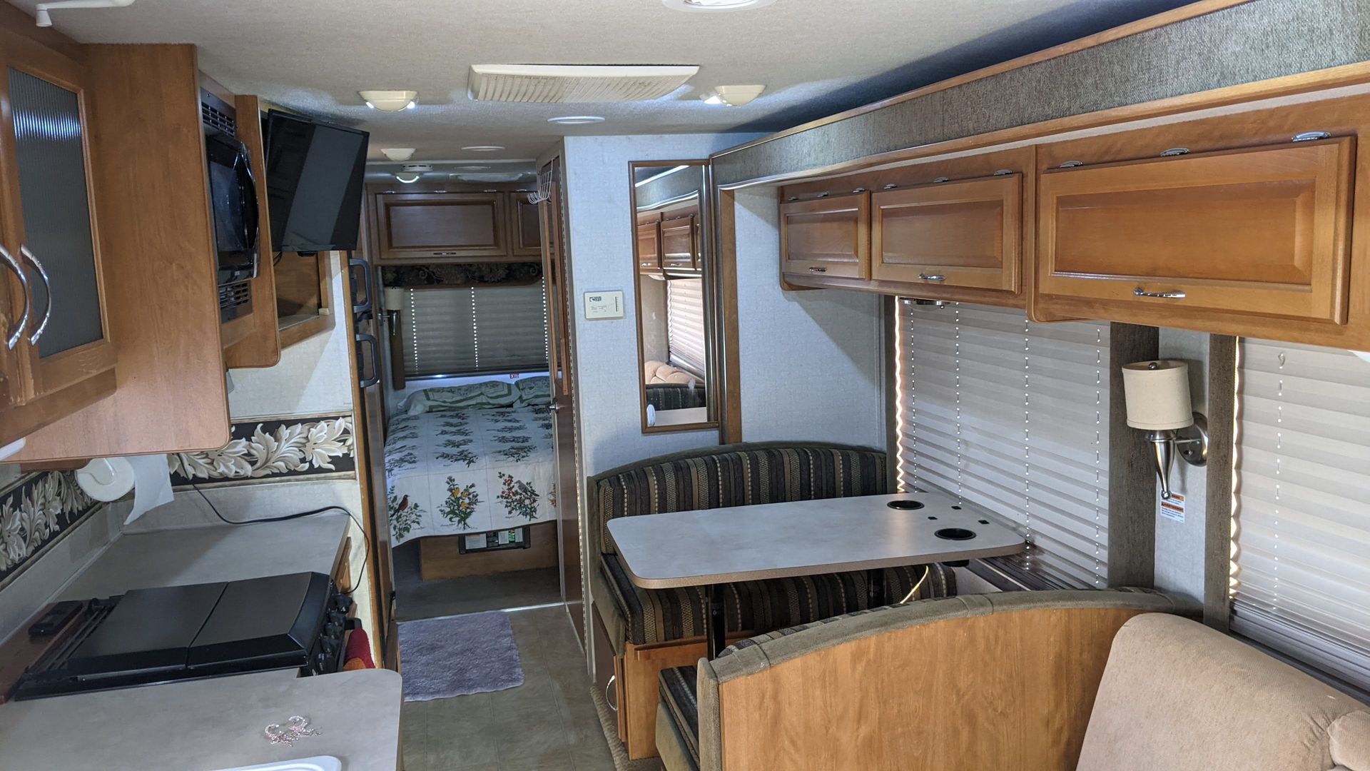 Photo 4 - 2006 Fleetwood Class C Motorhome rental photo 6