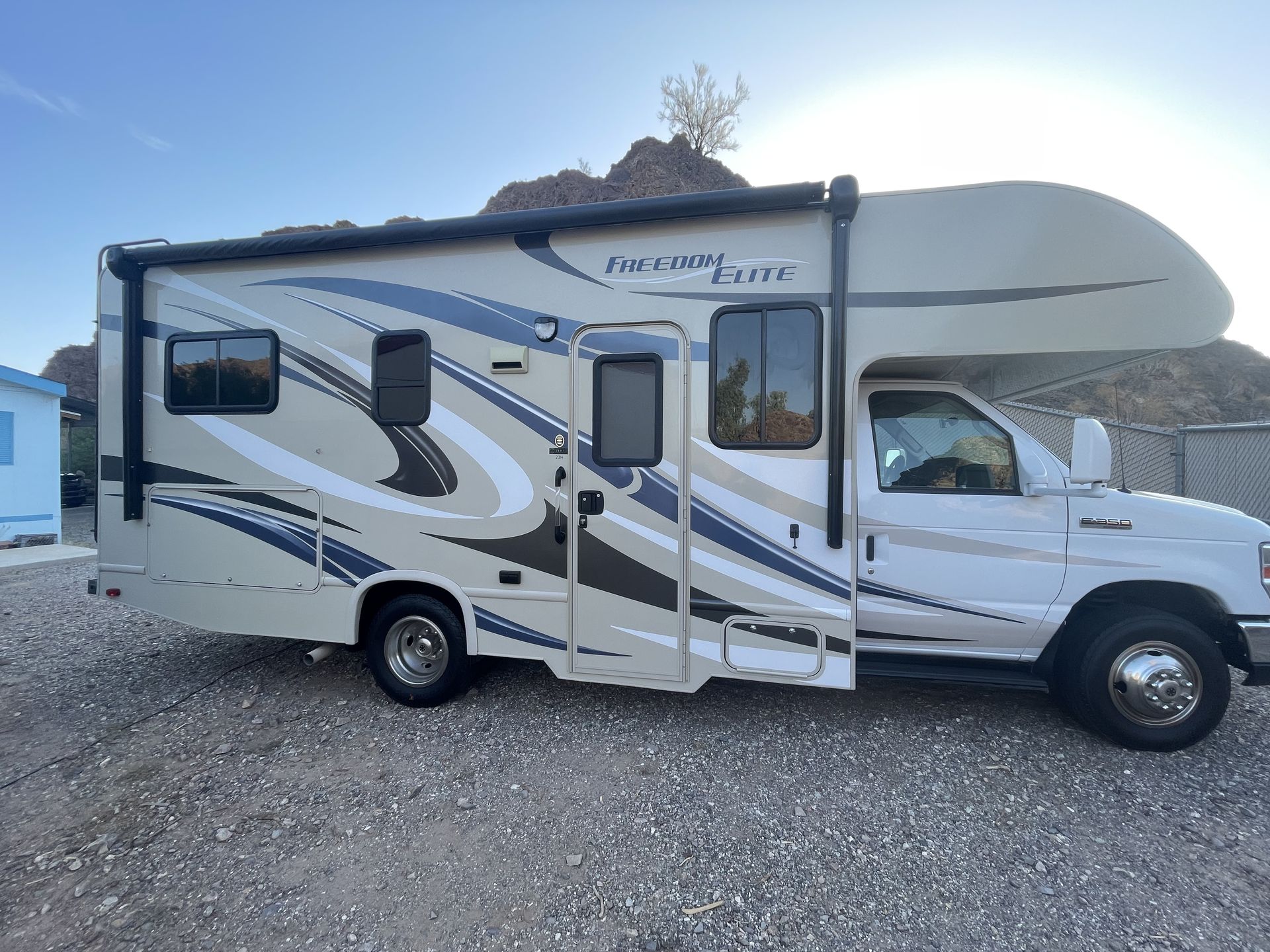 Photo 1 - 2015 Thor Class C Motorhome rental photo 3
