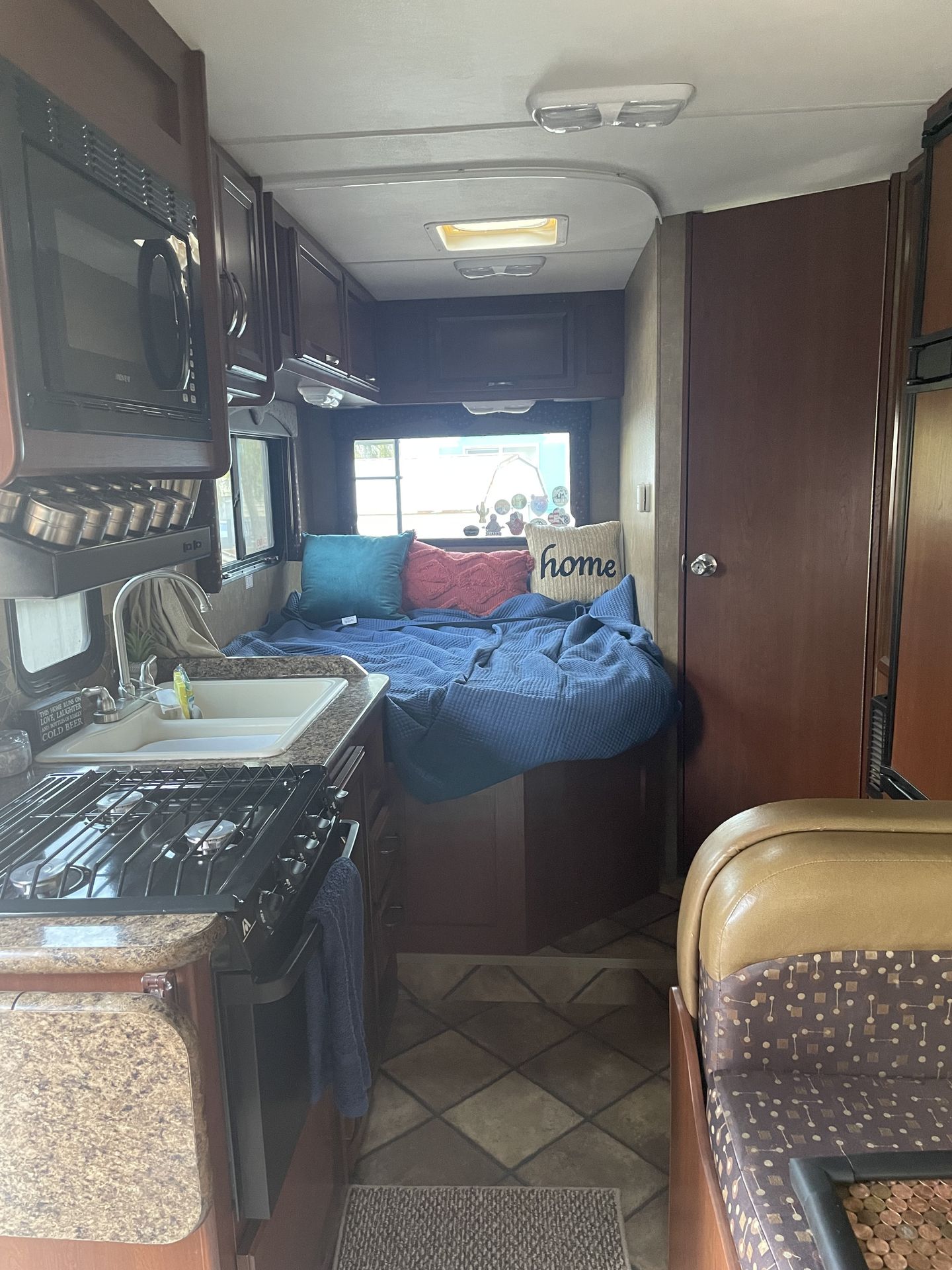 Photo 11 - 2015 Thor Class C Motorhome rental photo 13