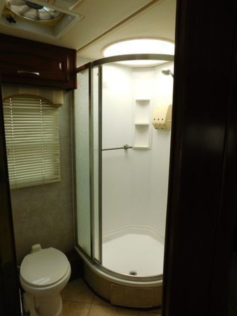 Photo 1 - 2006 Fleetwood Class A Motorhome rental photo 3
