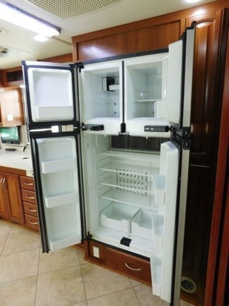 Photo 2 - 2006 Fleetwood Class A Motorhome rental photo 4