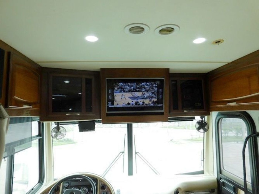 Photo 3 - 2006 Fleetwood Class A Motorhome rental photo 5