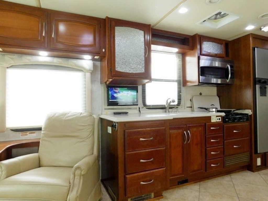 Photo 8 - 2006 Fleetwood Class A Motorhome rental photo 10