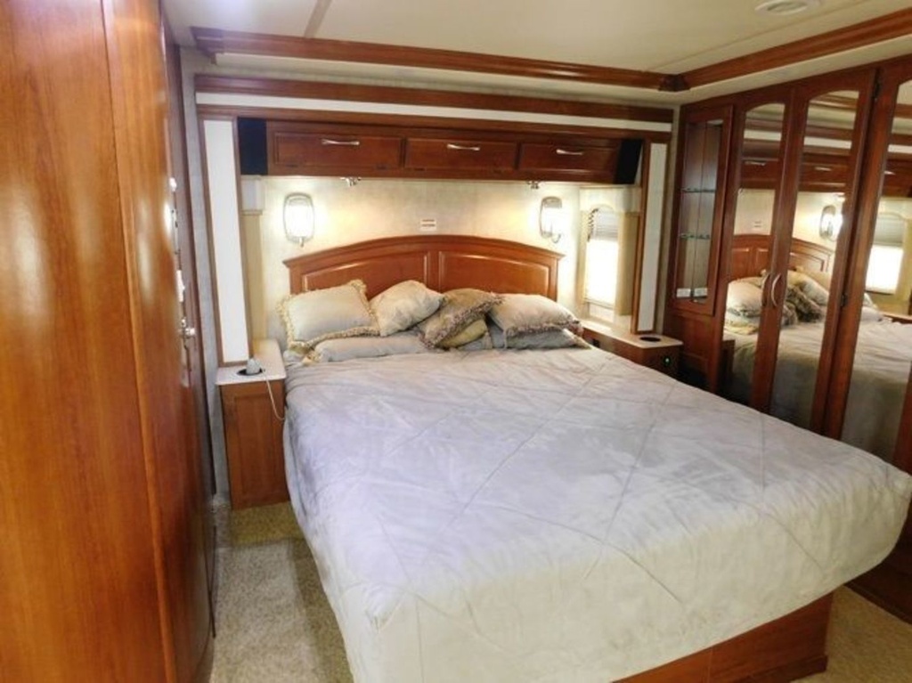 Photo 11 - 2006 Fleetwood Class A Motorhome rental photo 13