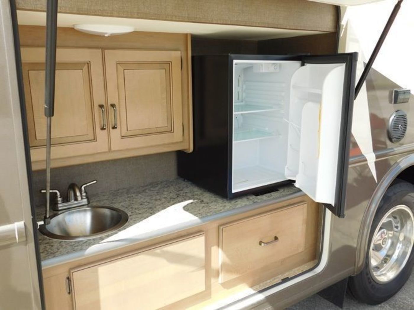 Photo 12 - 2018 Thor Class A Motorhome rental photo 14