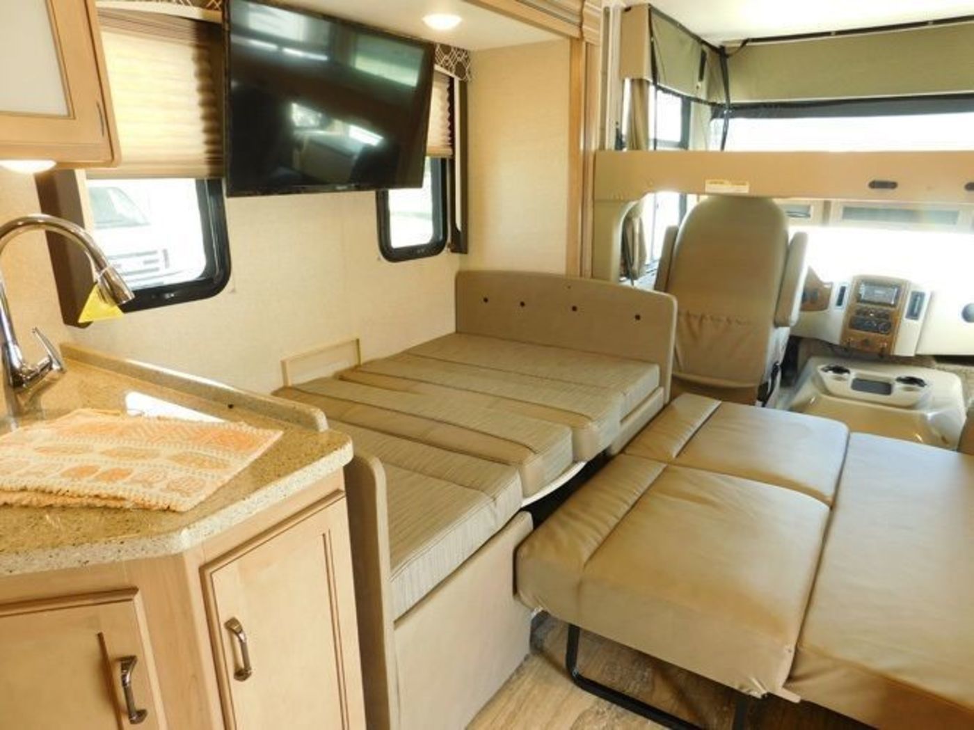 Photo 13 - 2018 Thor Class A Motorhome rental photo 15