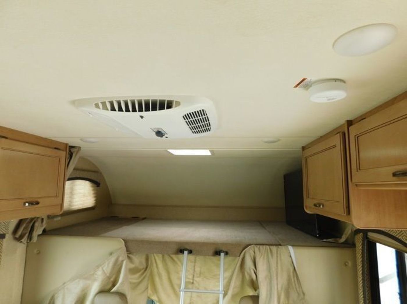 Photo 5 - 2021 Thor Class C Motorhome rental photo 7