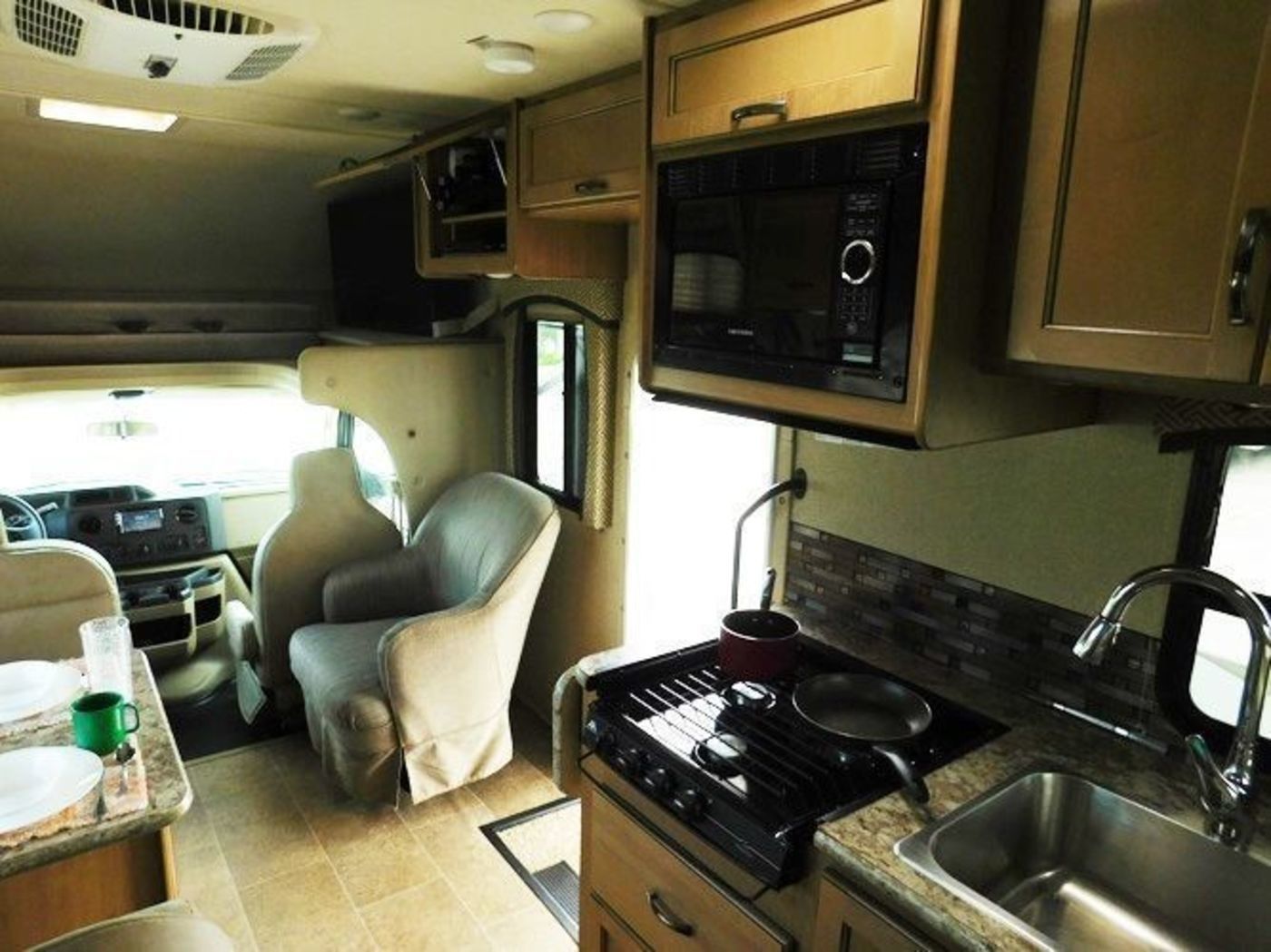 Photo 15 - 2021 Thor Class C Motorhome rental photo 17