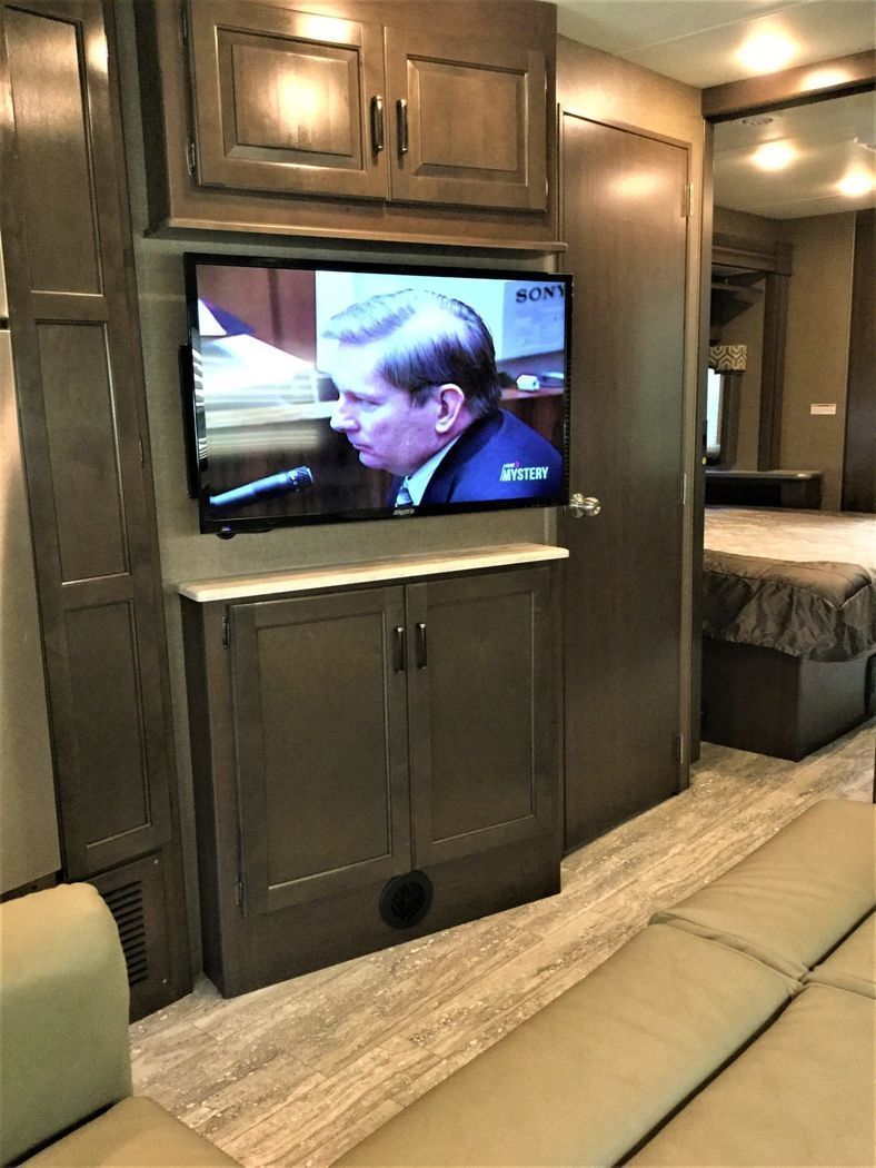 Photo 17 - 2019 Thor Class A Motorhome rental photo 19