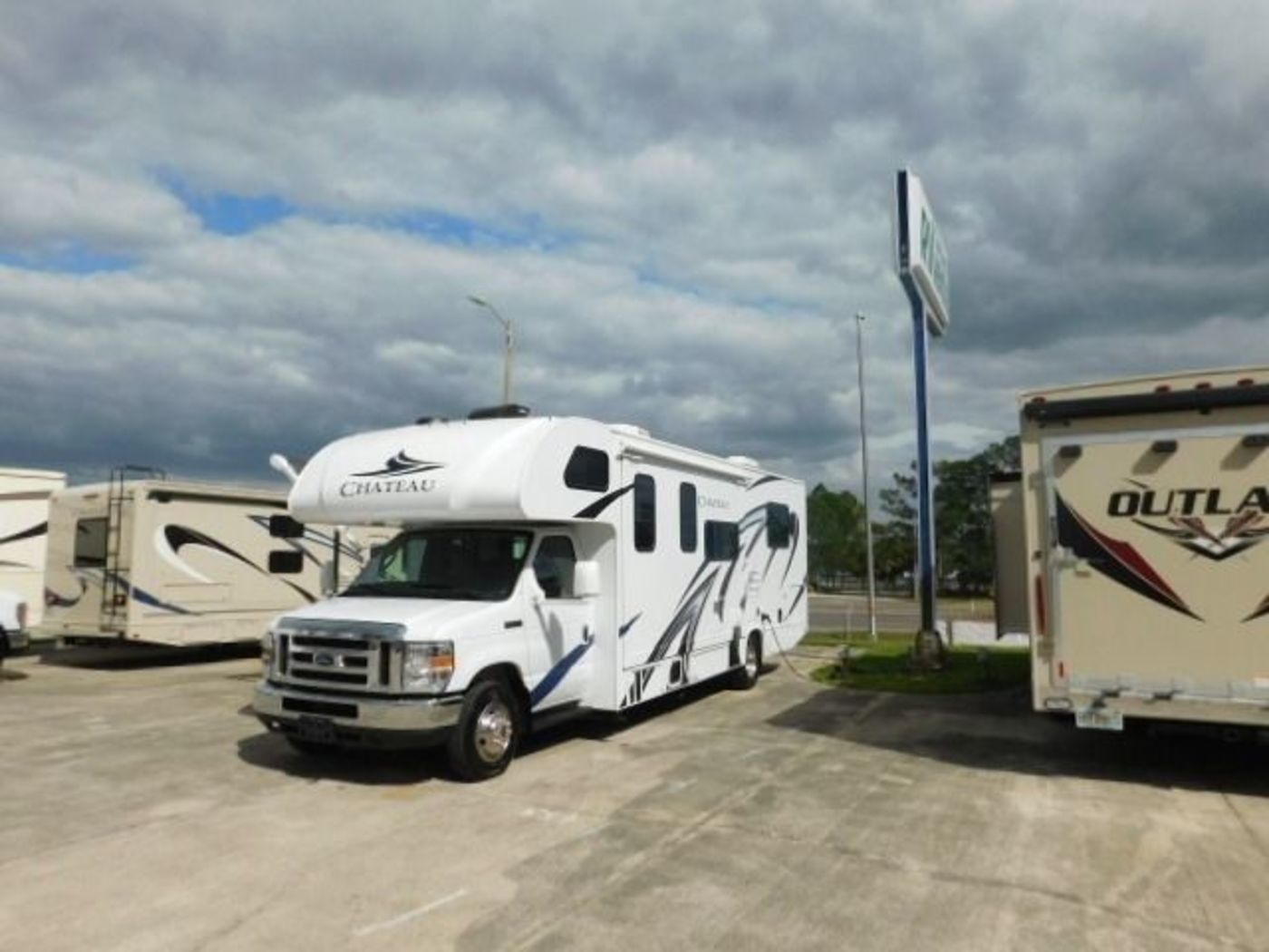 Photo 16 - 2021 Thor Class C Motorhome rental photo 18