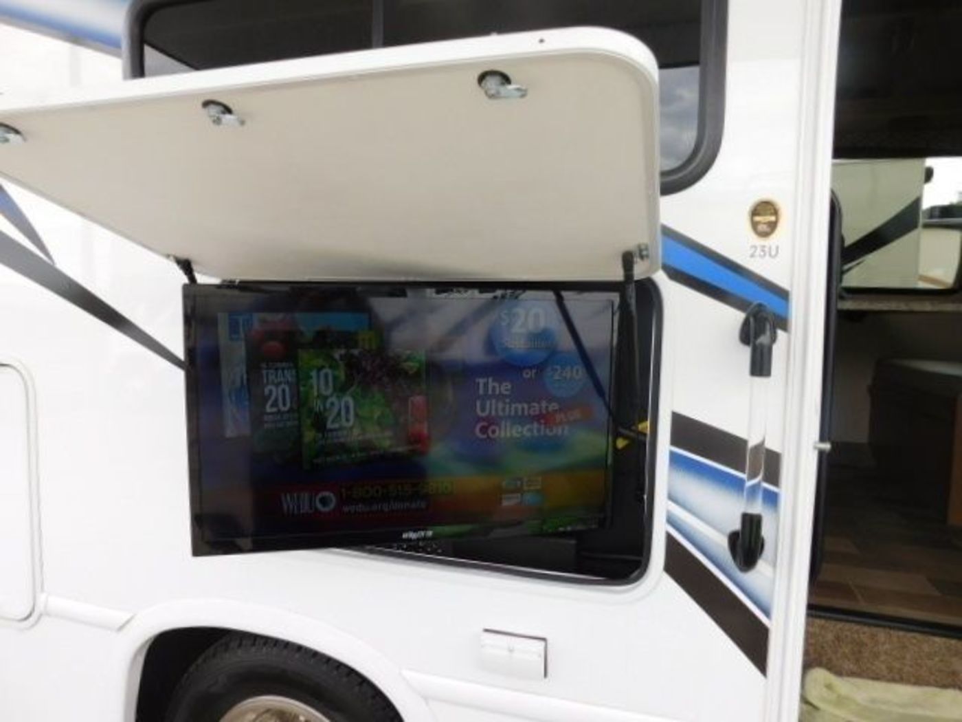 Photo 7 - 2019 Thor Class C Motorhome rental photo 9