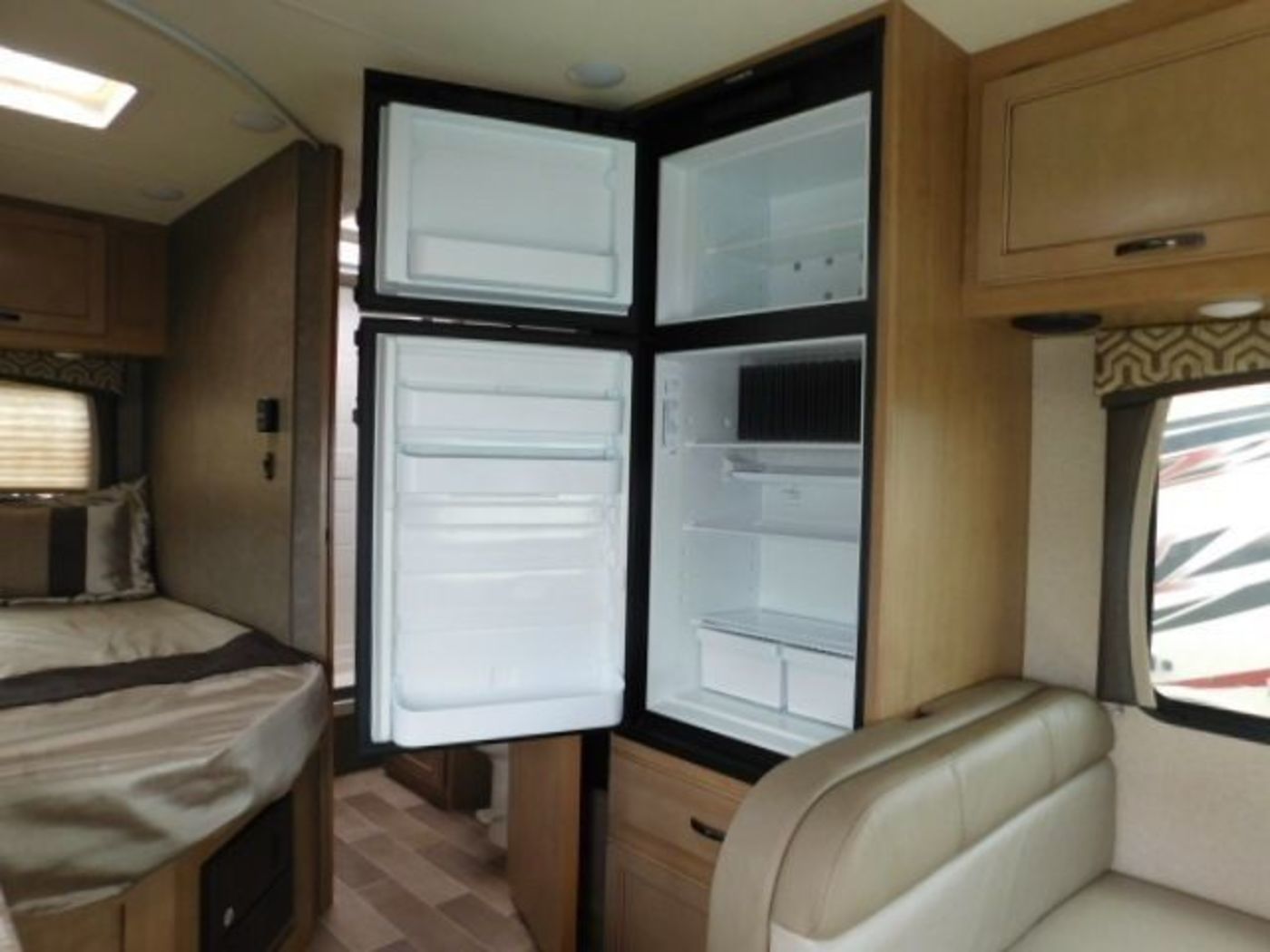 Photo 9 - 2019 Thor Class C Motorhome rental photo 11