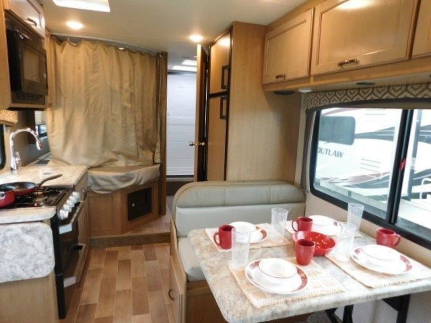 Photo 27 - 2019 Thor Class C Motorhome rental photo 29