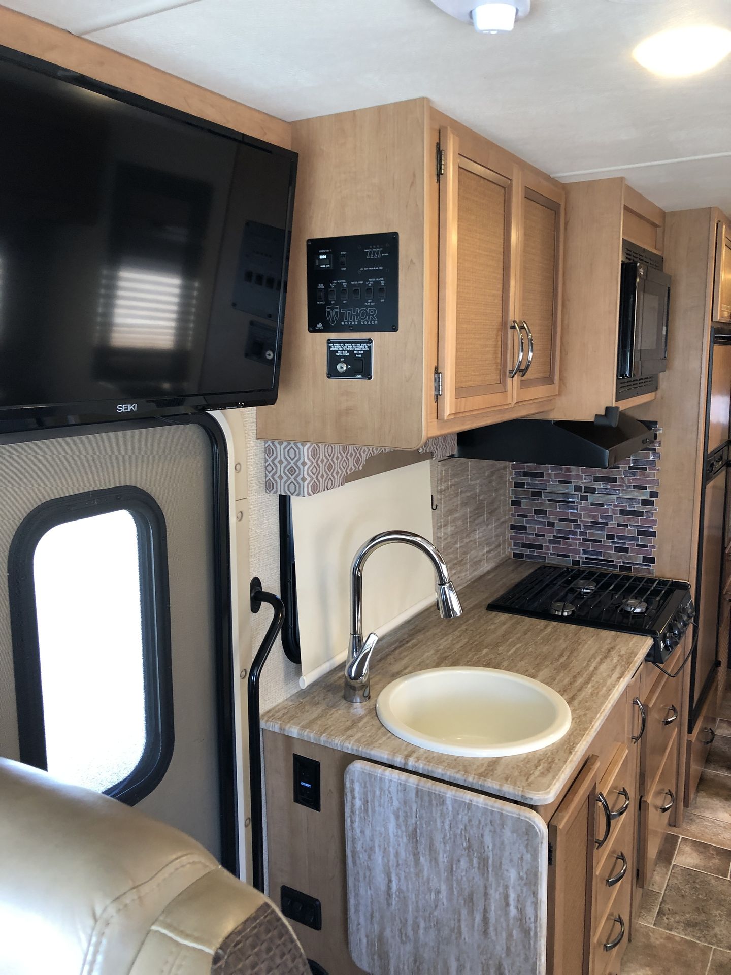 Photo 1 - 2017 Thor Class A Motorhome rental photo 3