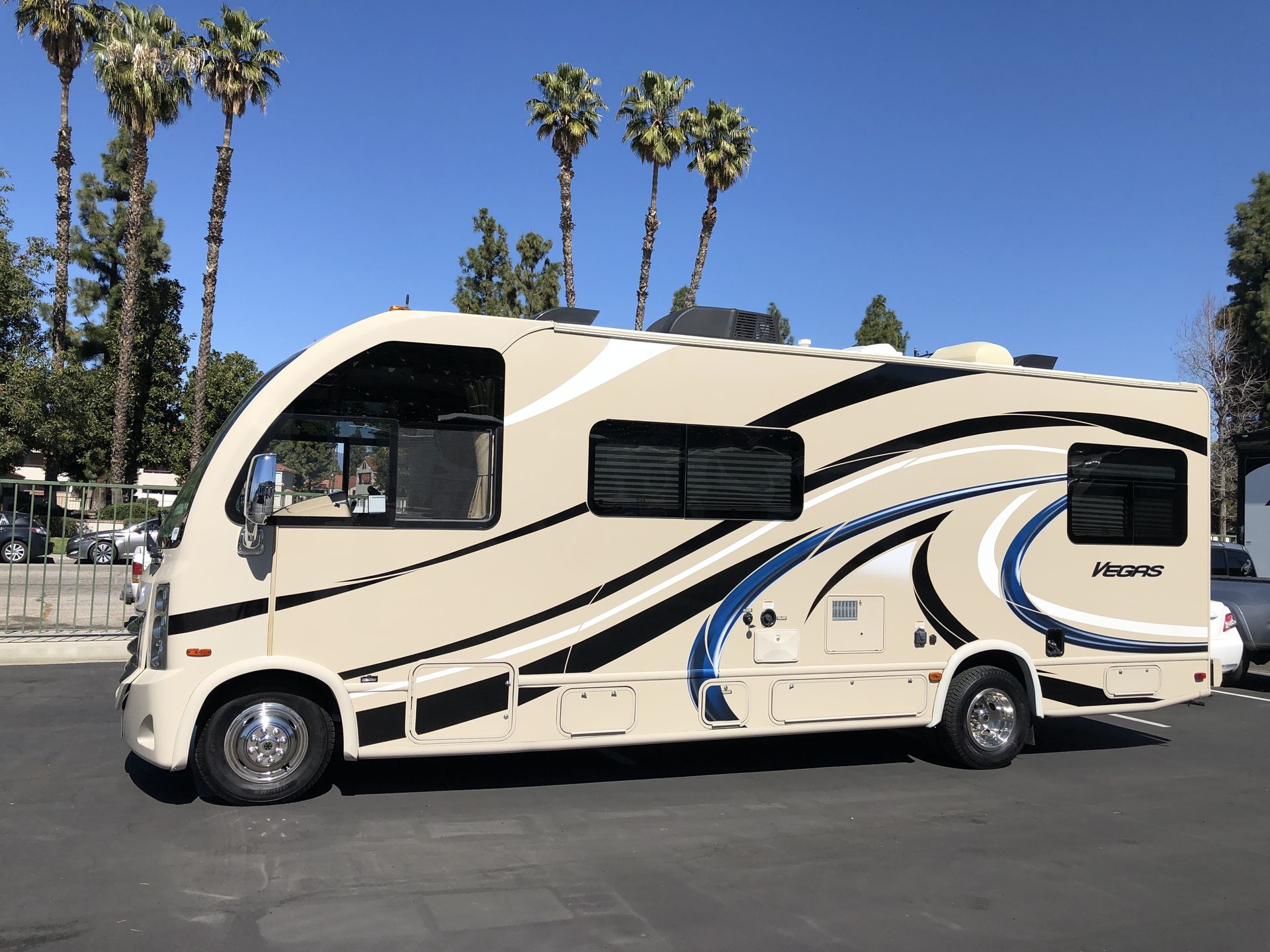 Photo 2 - 2017 Thor Class A Motorhome rental photo 4