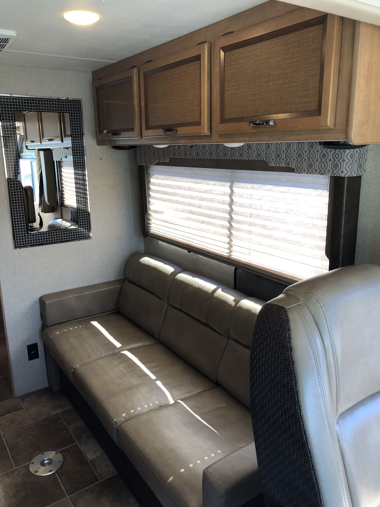 Photo 3 - 2017 Thor Class A Motorhome rental photo 5