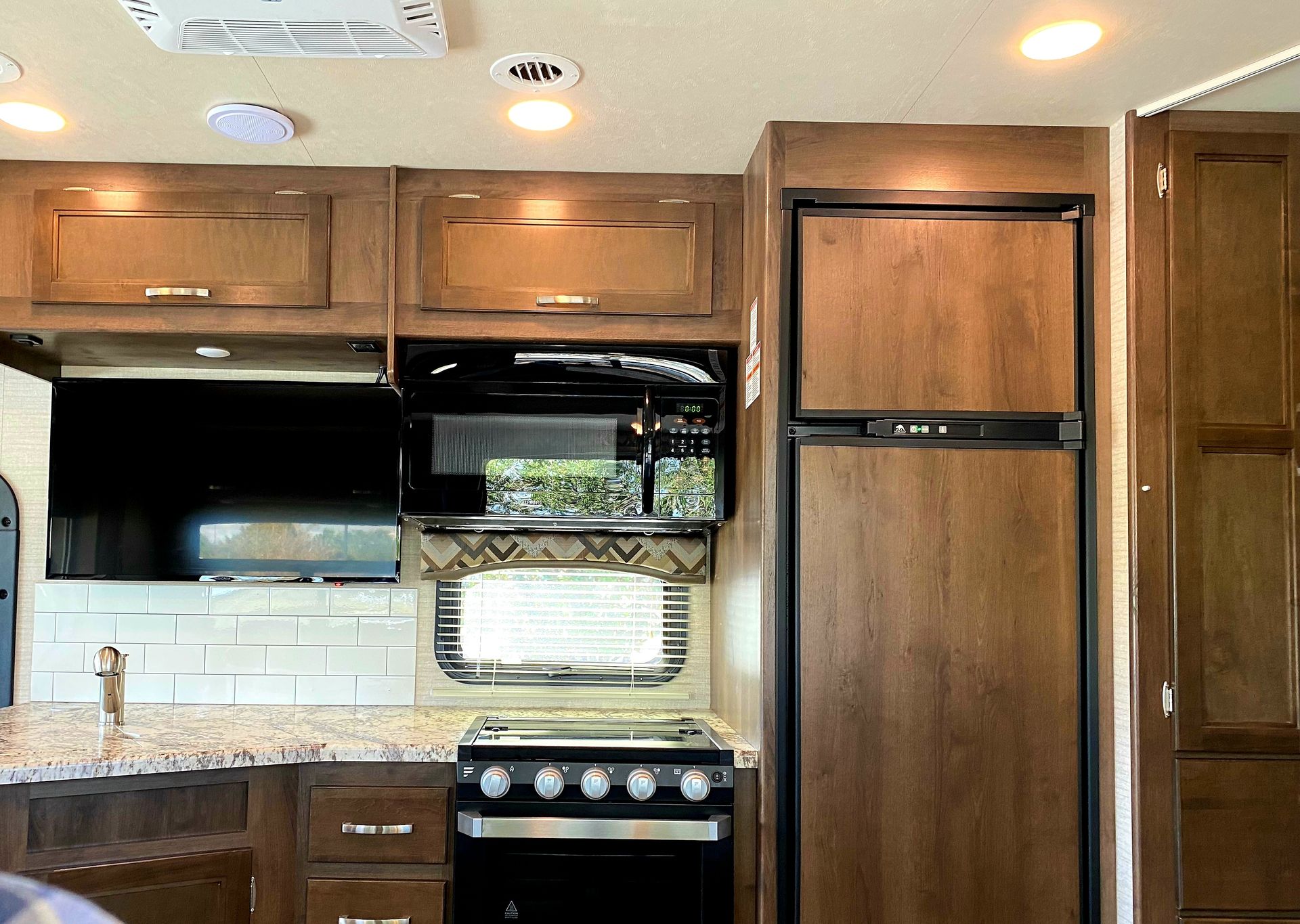 Photo 4 - 2020 Jayco Class A Motorhome rental photo 6