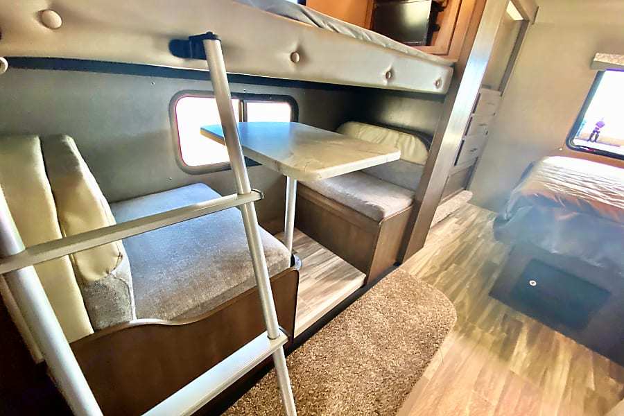 Photo 4 - 2021 Thor Motor Coach Class C Motorhome rental photo 6
