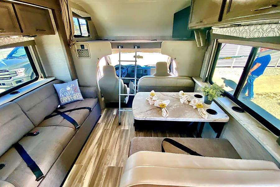 Photo 12 - 2021 Thor Motor Coach Class C Motorhome rental photo 14